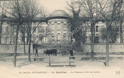 Carte postale ancienne La Préfecture, Côté des Jardins — Aurillac (Cantal)
