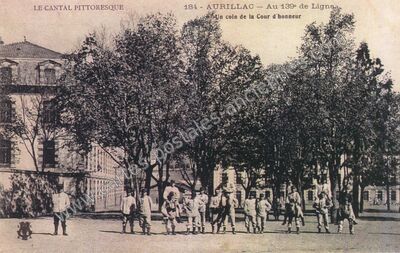 Carte postale ancienne Un coin de la Cour d'honneur — Aurillac (Cantal)