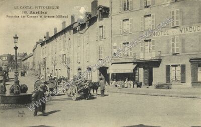 Carte postale ancienne Fontaine des Carmes et Avenue Milhaud — Aurillac (Cantal)