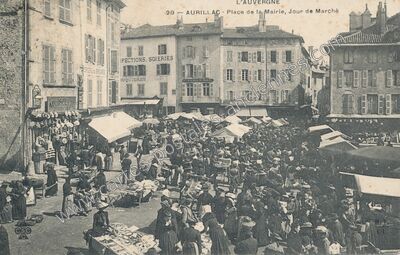 Carte postale ancienne Place de la Mairie, Jour de Marché — Aurillac (Cantal)