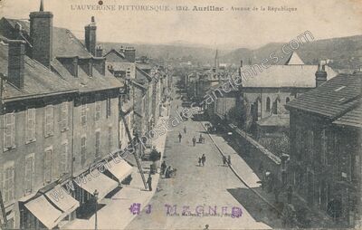 Carte postale ancienne Avenue de la République — Aurillac (Cantal)
