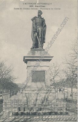 Carte postale ancienne Statue du Général Delzons - Promenade du Gravier — Aurillac (Cantal)