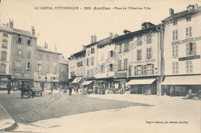 Carte postale ancienne Place de l'Hôtel-de-Ville — Aurillac (Cantal)