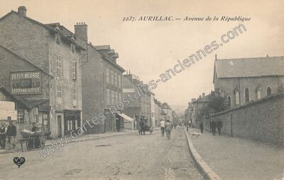 Carte postale ancienne Avenue de la République — Aurillac (Cantal)