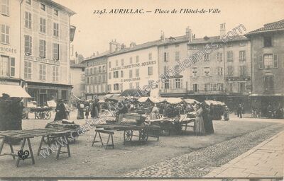 Carte postale ancienne Place de l'Hôtel-de-Ville — Aurillac (Cantal)