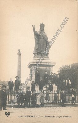 Carte postale ancienne Statue du Pape Gerbert — Aurillac (Cantal)