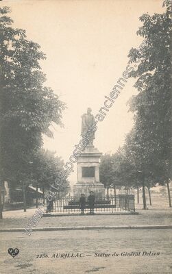 Carte postale ancienne Statue du Général Delzon — Aurillac (Cantal)