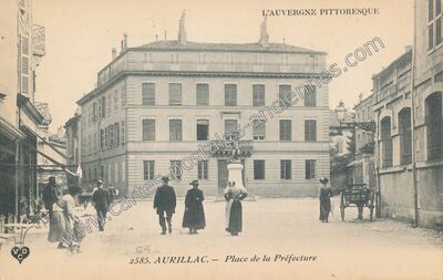 Carte postale ancienne Place de la Préfecture — Aurillac (Cantal)