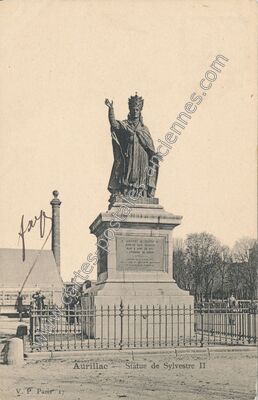 Carte postale ancienne Statue de Sylvestre II — Aurillac (Cantal)