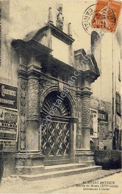 Carte postale ancienne Entrée du Musée (XVI• siècle) intéressant à visiter — Aurillac (Cantal)
