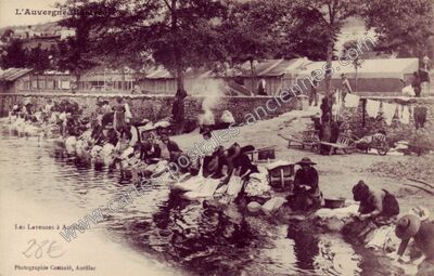 Carte postale ancienne Les Laveuses — Aurillac (Cantal)