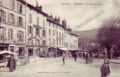 Carte postale ancienne Avenue Gambetta — Aurillac (Cantal)