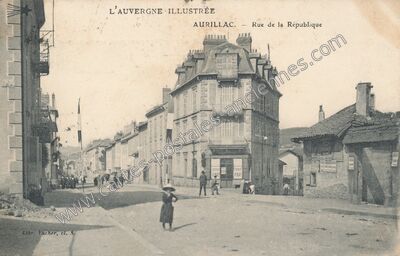 Carte postale ancienne Rue de la République — Aurillac (Cantal)
