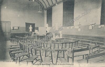 Carte postale ancienne Salle de dessin d'imitation — Aurillac (Cantal)