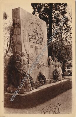 Carte postale ancienne Monument aux morts — Aurillac (Cantal)