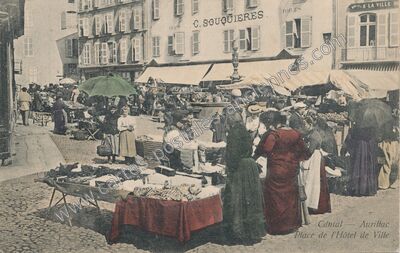 Carte postale ancienne Place de l'Hôtel de Ville — Aurillac (Cantal)