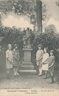 Carte postale ancienne Pensionnat Ste-Geneviève. Un coin du Jardin L'Ange Gardien — Aurillac (Cantal)