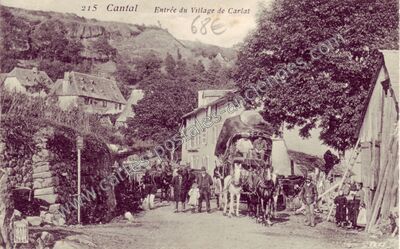 Carte postale ancienne Entrée du Village — Carlat (Cantal)