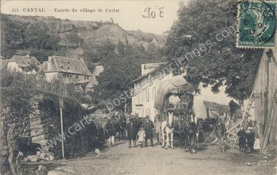 Carte postale ancienne Entrée du village — Carlat (Cantal)