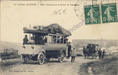 Carte postale ancienne L'Autobus et le Rocher de Carlat — Carlat (Cantal)