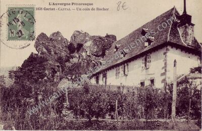 Carte postale ancienne L'Auvergne Pittoresque — Un coin de Rocher — Carlat (Cantal)