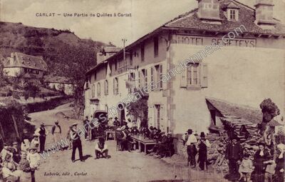 Carte postale ancienne Une Partie de Quilles — Carlat (Cantal)