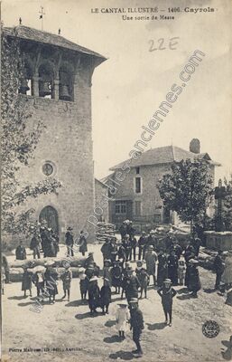 Carte postale ancienne Une sortie de Messe — Cayrols (Cantal)