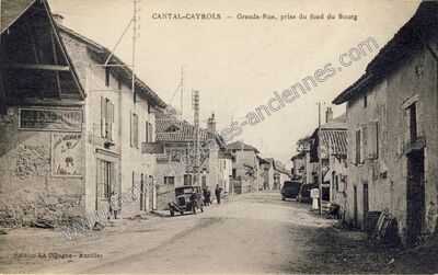 Carte postale ancienne Grande-Rue, prise du fond du Bourg — Cayrols (Cantal)