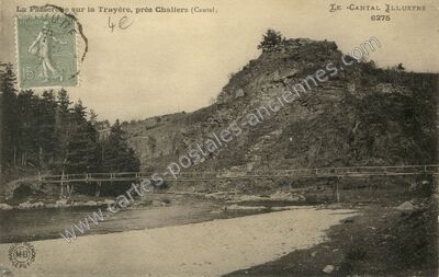 Carte postale ancienne La Passerelle sur la Truyère — Chaliers (Cantal)