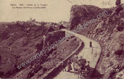 Carte postale ancienne Vallée de la Truyère, Le Rocher de Frirou — Chaliers (Cantal)