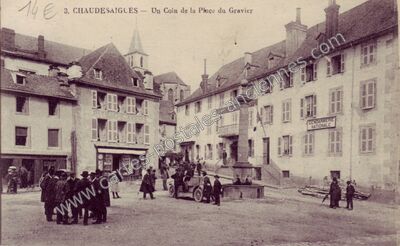 Carte postale ancienne Un Coin de la Place du Gravier — Chaudes-Aigues (Cantal)