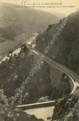 Carte postale ancienne La Route dans la Côte de Laneau, suspendue sur le côté du Ravin — Chaudes-Aigues (Cantal)