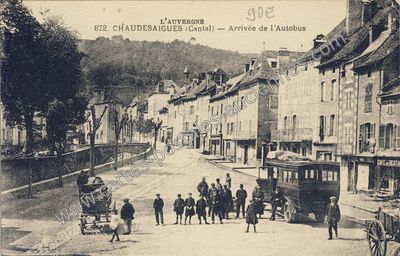 Carte postale ancienne L'Auvergne — Arrivée de l'Autobus — Chaudes-Aigues (Cantal)