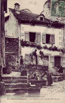 Carte postale ancienne La Fontaine d'eau chaude (90 degrés) — Chaudes-Aigues (Cantal)