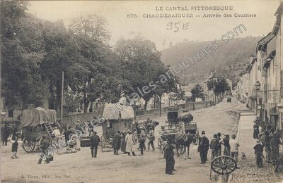Carte postale ancienne Arrivée des Courriers — Chaudes-Aigues (Cantal)
