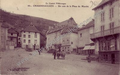 Carte postale ancienne Un coin de la Place du Marché — Chaudes-Aigues (Cantal)