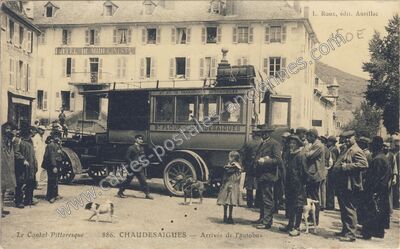 Carte postale ancienne Arrivée de l'autobus — Chaudes-Aigues (Cantal)