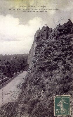 Carte postale ancienne Les Rochers de Gibraltar sur la Route de Laguiole — Chaudes-Aigues (Cantal)
