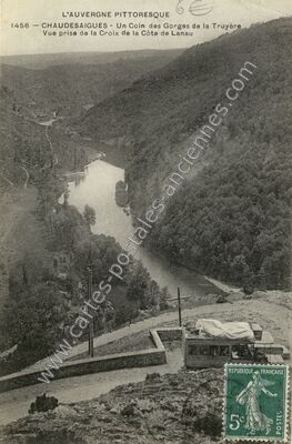 Carte postale ancienne Un Coin des Gorges de la Truyère Vue prise de la Croix de la Côte de Lanau — Chaudes-Aigues (Cantal)