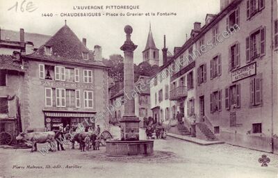 Carte postale ancienne Place du Gravier et la Fontaine — Chaudes-Aigues (Cantal)