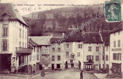 Carte postale ancienne La Place du Marché — Chaudes-Aigues (Cantal)