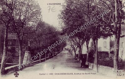 Carte postale ancienne Avenue de Saint-Flour — Chaudes-Aigues (Cantal)