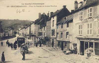 Carte postale ancienne Place du Gravier et Avenue Bourbon — Chaudes-Aigues (Cantal)