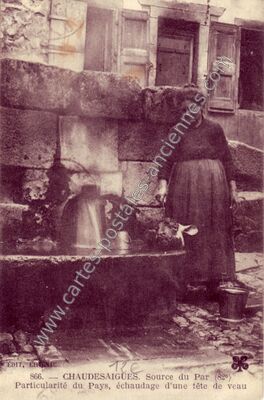 Carte postale ancienne Source du Par, Particularité du Pays, échaudage d'une tête de veau — Chaudes-Aigues (Cantal)