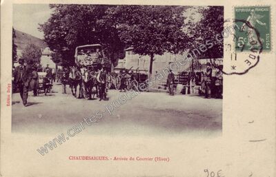 Carte postale ancienne Arrivée du Courrier (Hiver) — Chaudes-Aigues (Cantal)