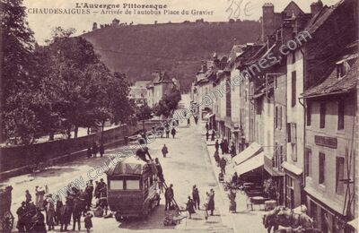 Carte postale ancienne Arrivée de l'autobus Place du Gravier — Chaudes-Aigues (Cantal)