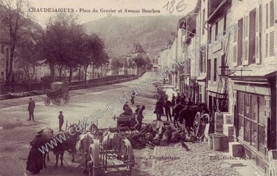 Carte postale ancienne Place du Gravier et Avenue Bourbon — Chaudes-Aigues (Cantal)