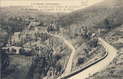 Carte postale ancienne Jonction des routes de St-Flour et de Garabit et Chapelle N.-D. de Pitié — Chaudes-Aigues (Cantal)