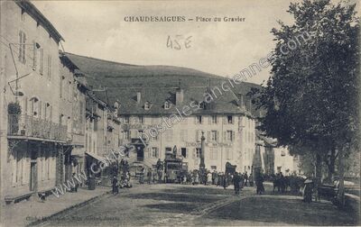 Carte postale ancienne Place du Gravier — Chaudes-Aigues (Cantal)
