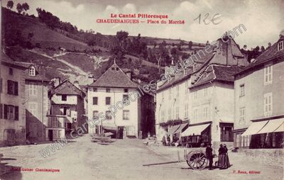 Carte postale ancienne Le Cantal Pittoresque — Place du Marché — Chaudes-Aigues (Cantal)